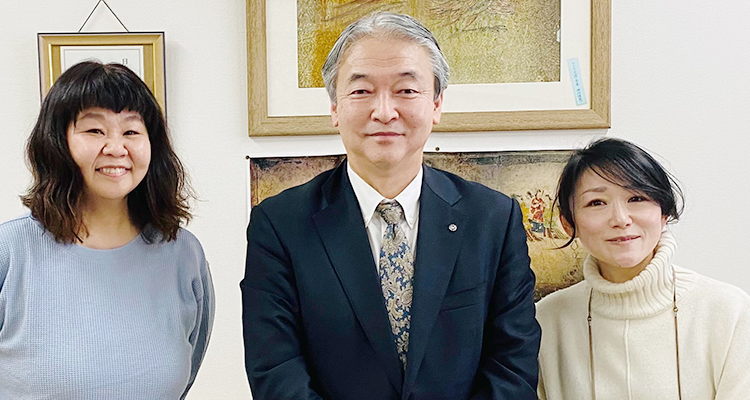 明日香村・森川裕一村長を囲む、中沢明子さん（左）と当社編集プロデューサー・澄川恭子。この2人で地域創生に取り組む。